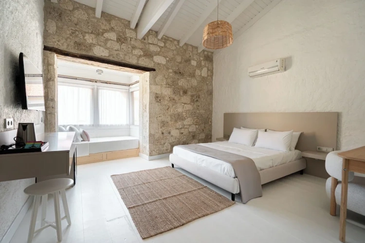 Deluxe Triple room with city view
