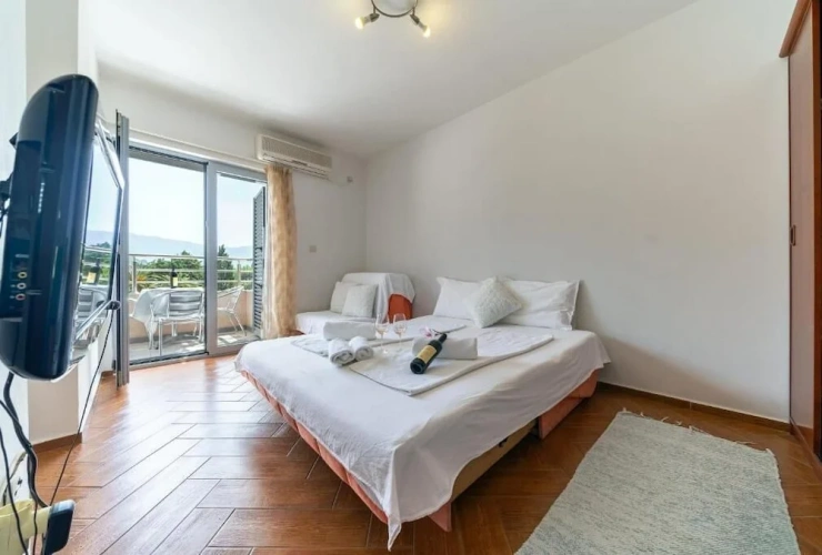 Classic Triple room with balcony and with city view