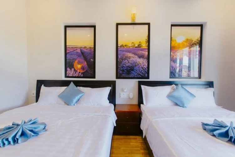Deluxe Quadruple room with balcony and with city view