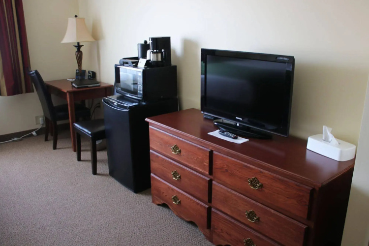 Edgewood Hotel & Suites