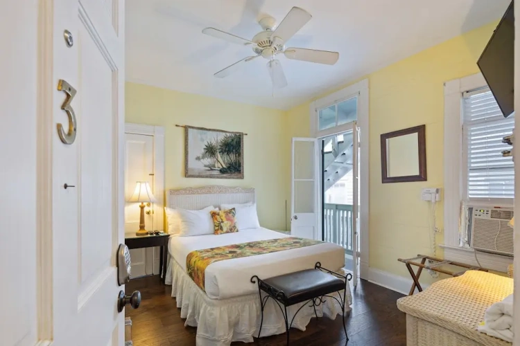 2 Bedrooms Classic Double room with balcony and with city view