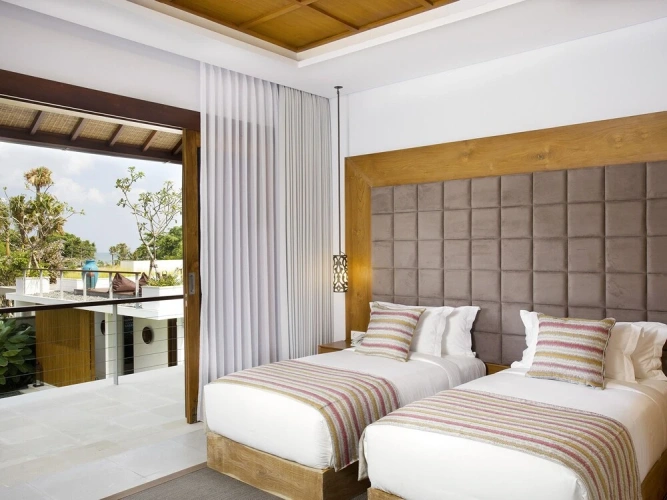 5 Bedrooms Villa