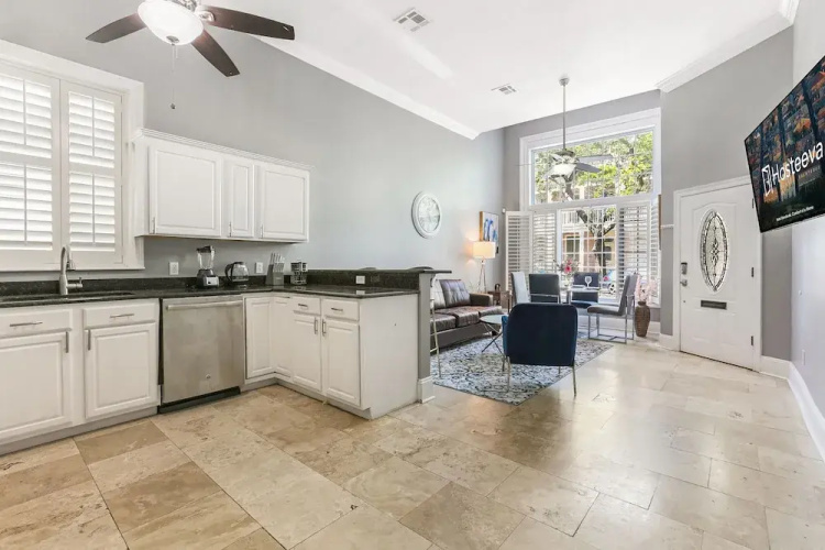 Modern 3BR Condo With Pool