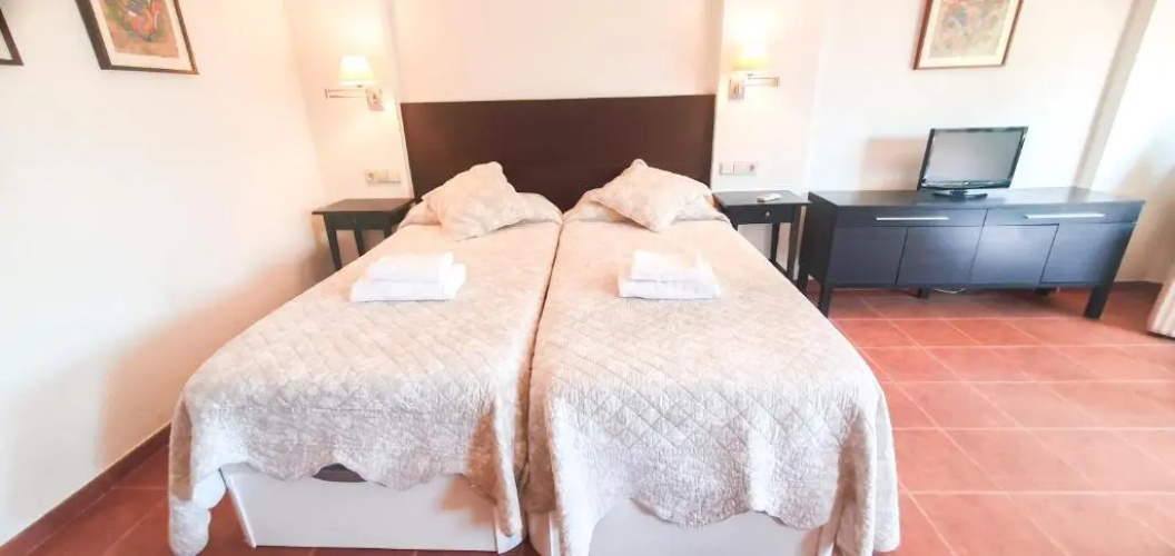 Skol 329 – Spacious Beachfront Studio with Sea Views
