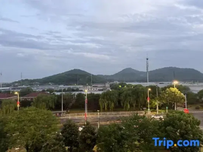 Yuefeng Hotel (Wuhu Sanshan Economic Development Zone)