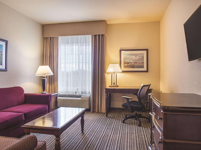 1 Bedroom Double Suite with mountain view