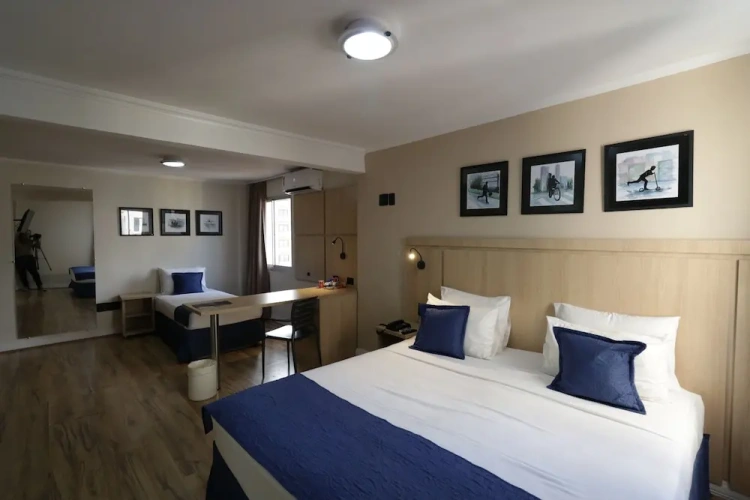 Deluxe Triple room with city view