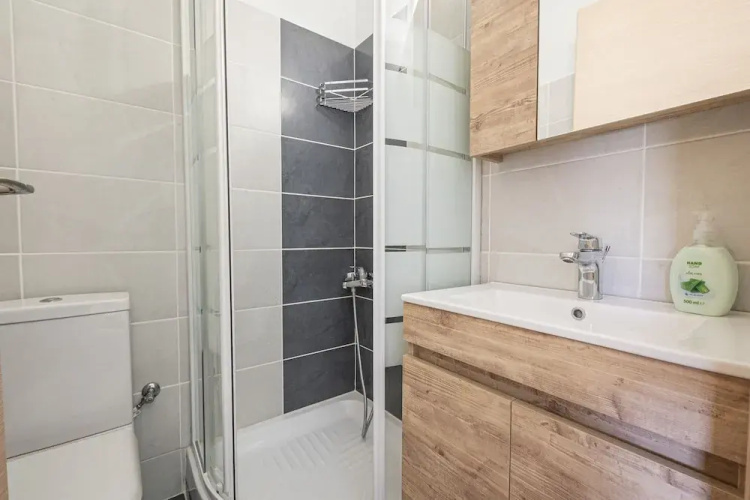 Topos Maisonette Left by Rentalspro