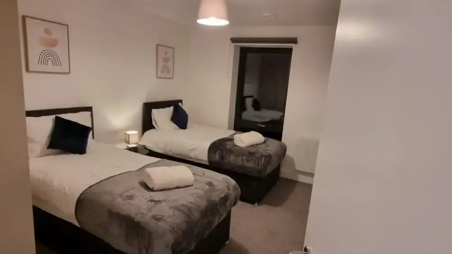 Balcony View Apartment- Sleeps 5 & Private Parking