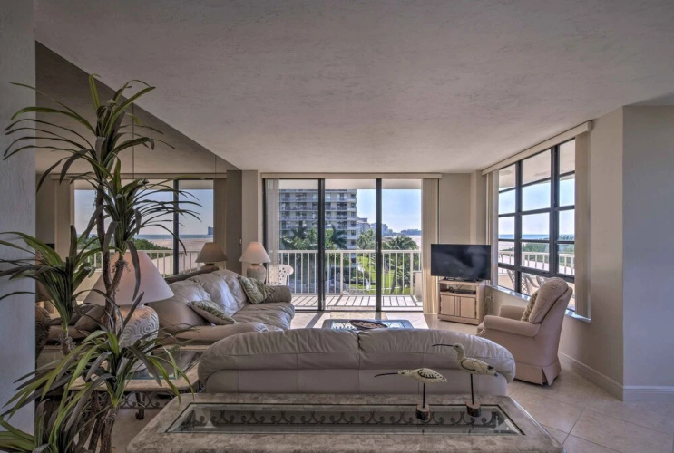 Sunny Getaway: Community Amenities, Walk to Beach!
