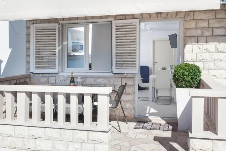 1 Bedroom Apartment with sea view