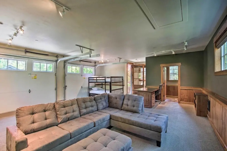 Modern Alpine Home on Prospector Golf Course!