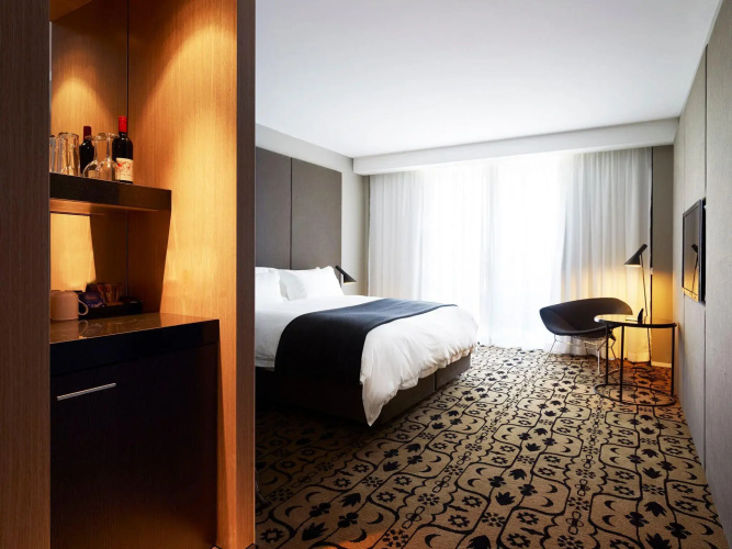Burbury Hotel & Apartments