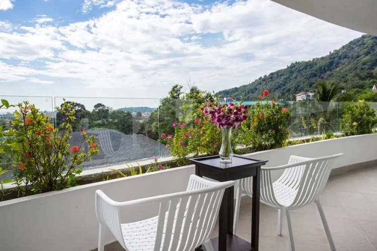 2 Bedrooms Apartment with balcony and with partial sea view