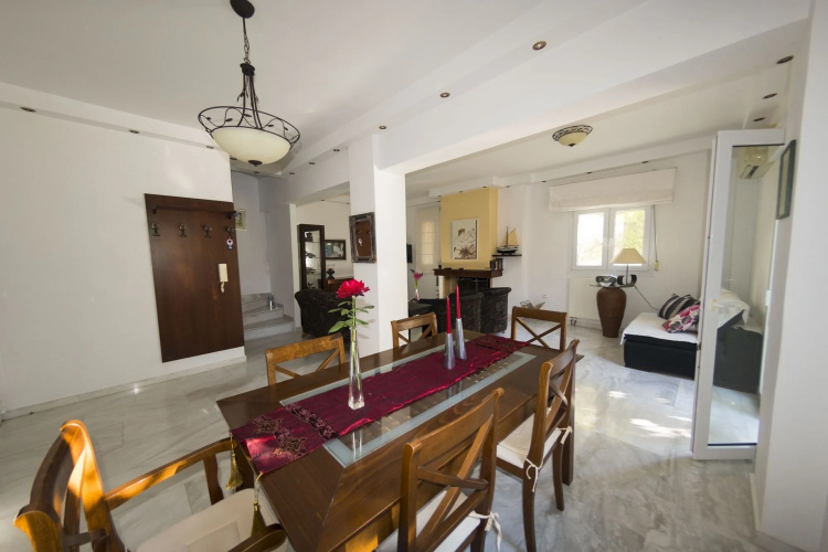 Jiannis House