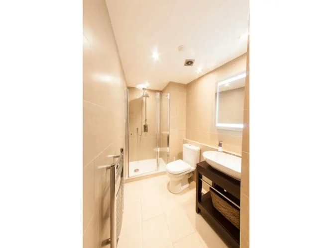 Bright, Classy 2BR Riverside Flat for 4