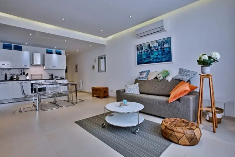 Stunning Sliema 2 Bed Apt Meters Away From Beach