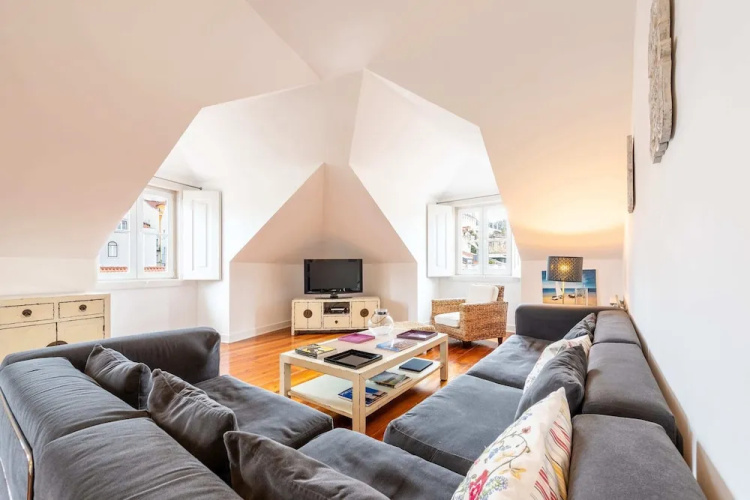 Rustic-style Apt Near Bairro Alto