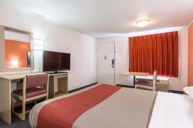 Travelodge by Wyndham Lansing