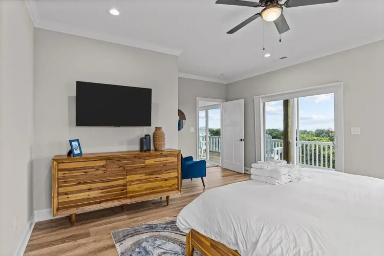 Never Lost 4 Bedroom Home by RedAwning