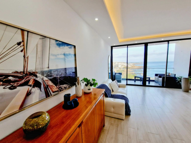 Apartamento encantador com piscina e vista mar