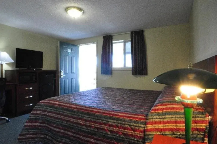 Chaplin Inn & Suites