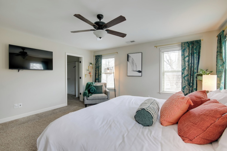 Hot Tub + Pool Table! Walkable Stay in Midtown MEM