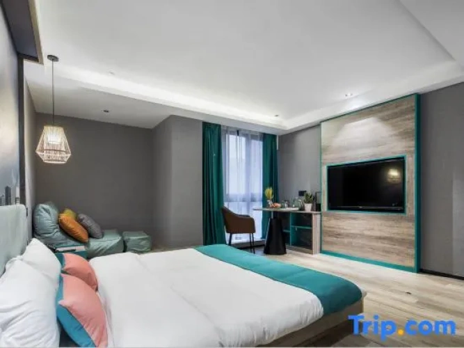 Standard Double room with street view