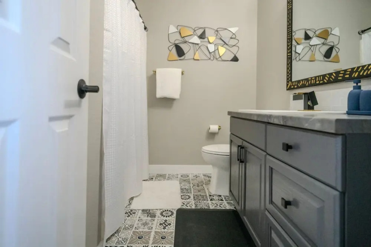Corner Top Floor Fall Creek Convenient to 76