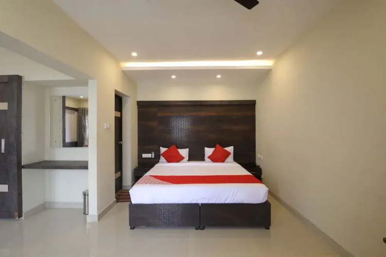 OYO 28093 Royal Sand