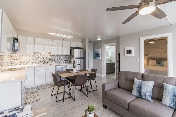 Newly Remodeled - 30th Floor Suite with EPIC Mountain Views