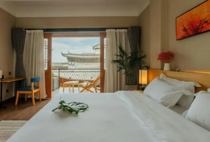Simons Travelling With Hotel