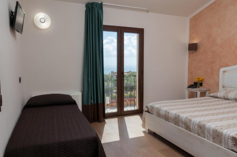 Standard Triple room with balcony