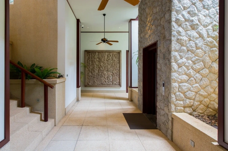 6 Bedrooms Villa