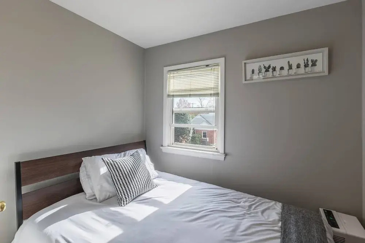 Gorgeous House with Pool Table 1 block to metro