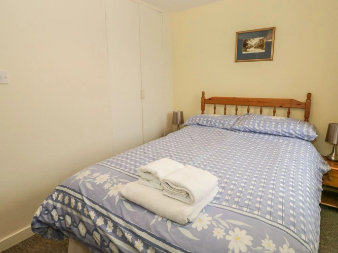 2 Park Nook Close