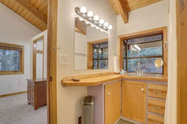 Huckleberry Mountain Lodge