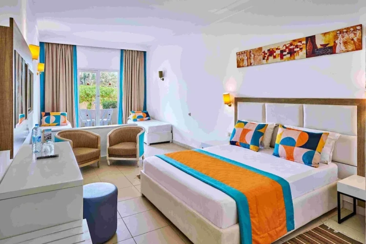 Standard Quadruple room with garden view