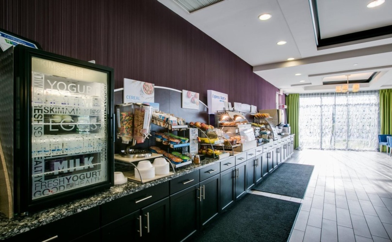 Holiday Inn Express And Suites Charleston Arpt Con photo 12