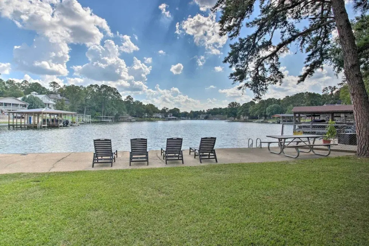 Deck, Fire Pit: Waterfront Lake Hamilton Home