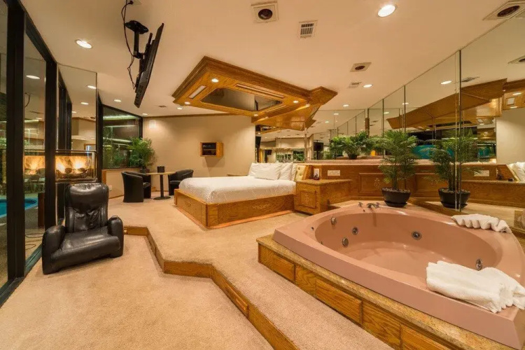 Sybaris Pool Suites Mequon
