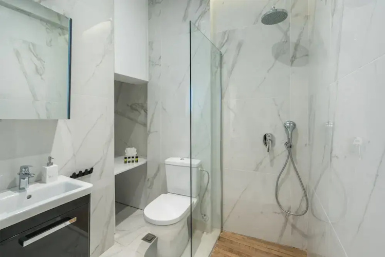 De Minimis - a Chic 3BR Downtown Apartment