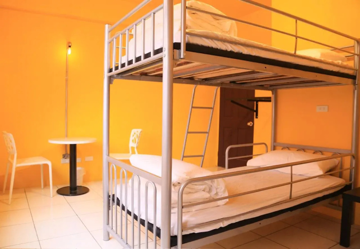 Warm House Hualien Hostel Backpacker(Over Head Hostel)