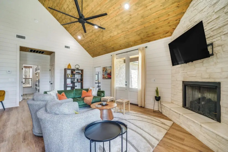 Chic Forest Hideaway in Broken Bow w/ Hot Tub