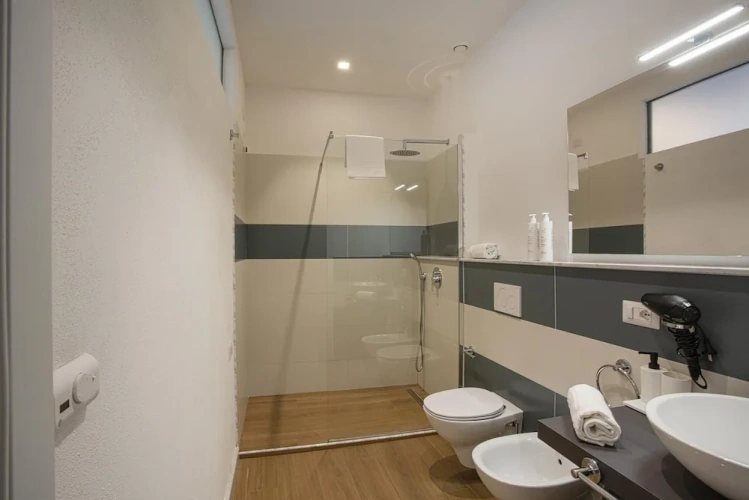 Sextuple Apartment