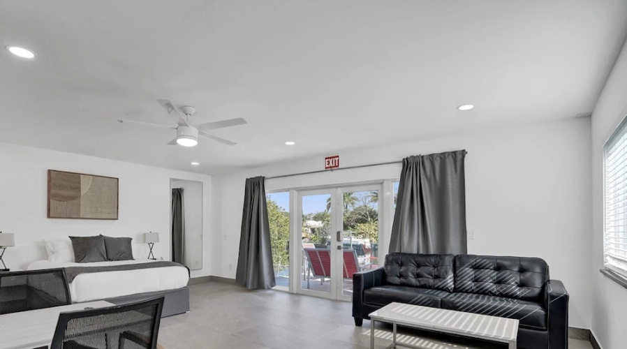 3-storey Home with Beautiful Lake View