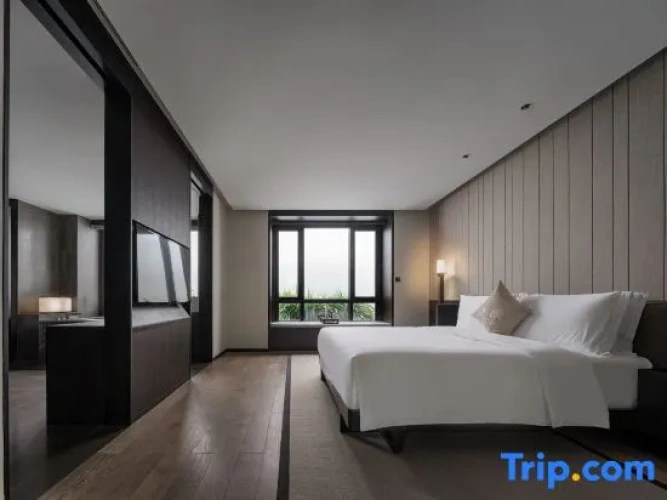 Suite with courtyard view