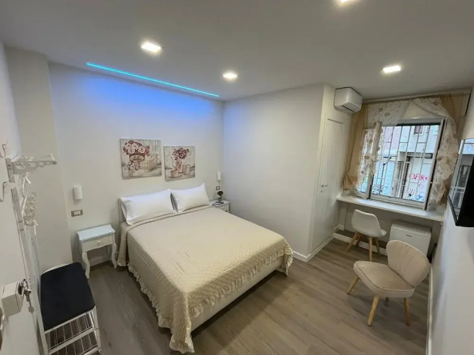 F.Rooms Napoli Via Sementini
