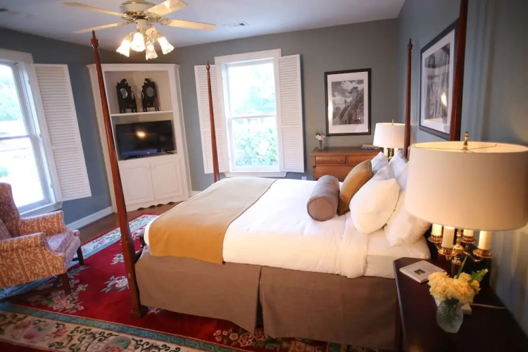 Stone Mountain Manor