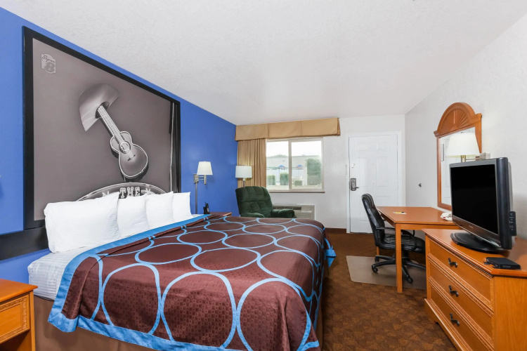 Super 8 by Wyndham Cleburne